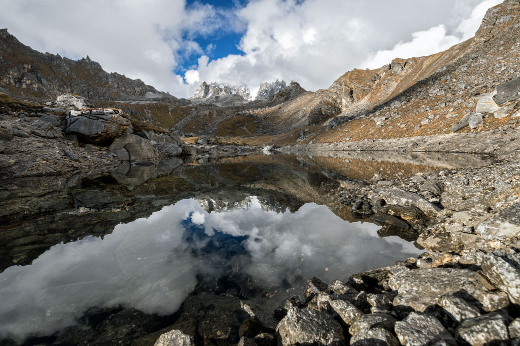 Petit lac près du camp de Narethang, Bhoutan