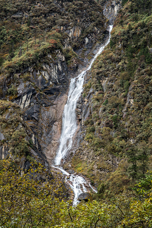 Chute d'eau dans la vallée de Tarina, Bhoutan