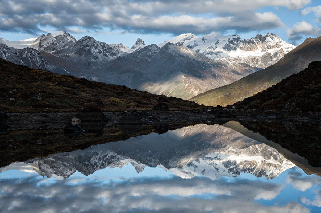 Reflet des montagnes dans un petit lac à Thrika, Bhoutan