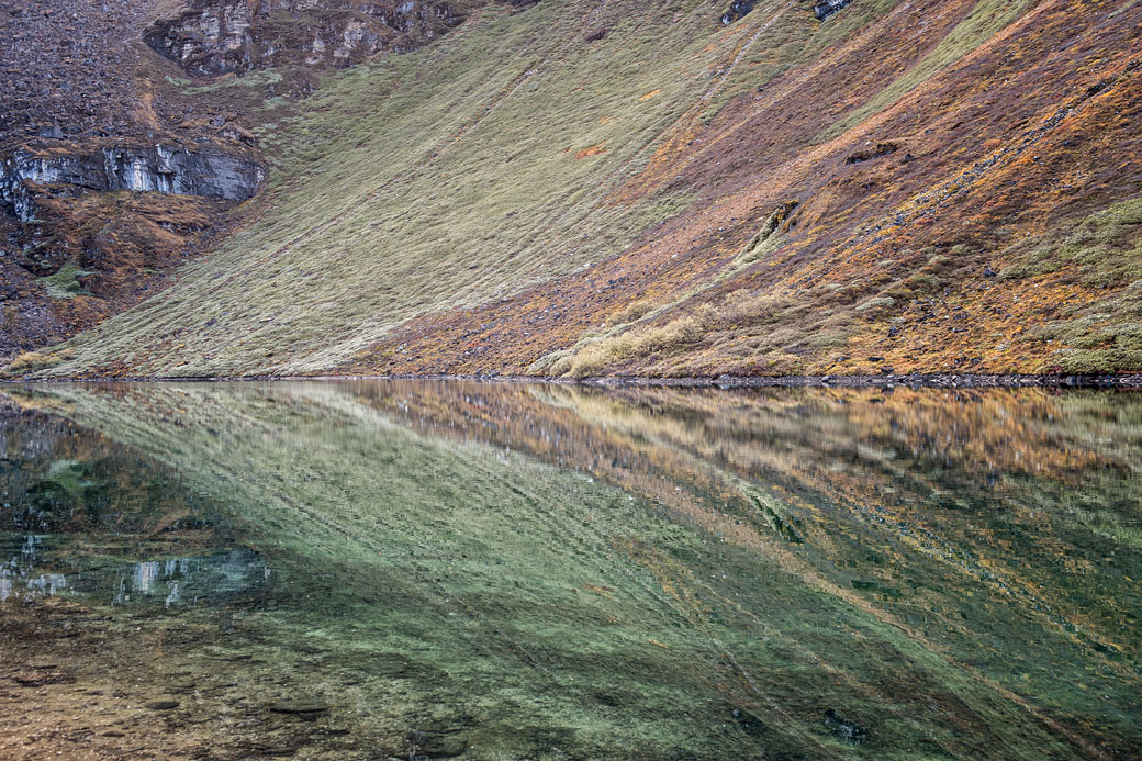 Reflet coloré dans un petit lac à Thrika, Bhoutan