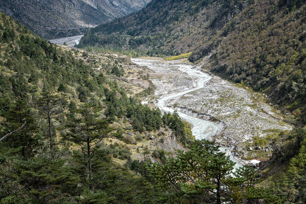 Rivière au fond de la vallée, Bhoutan