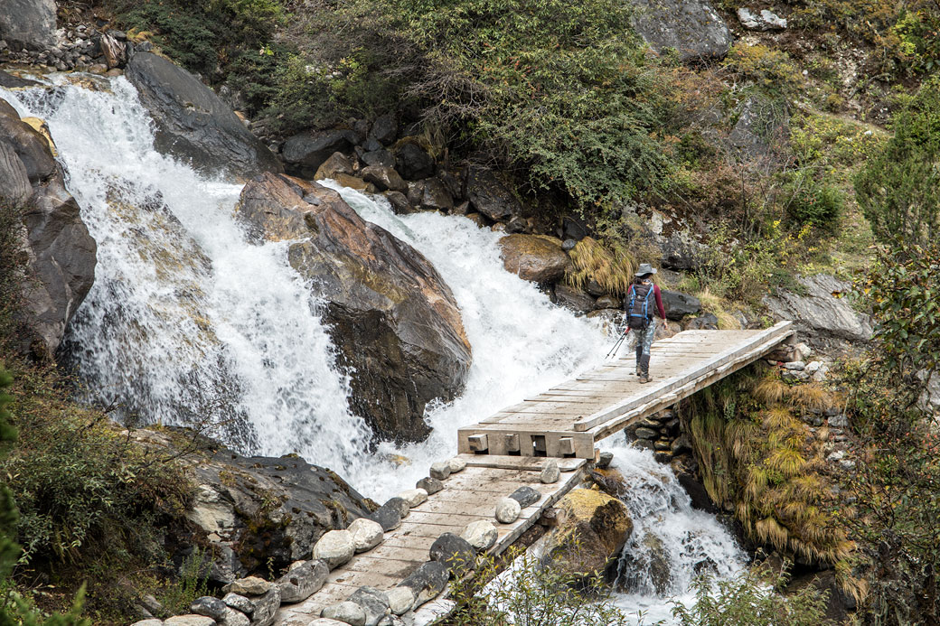 Cascades et pont en route pour Lhedi, Bhoutan