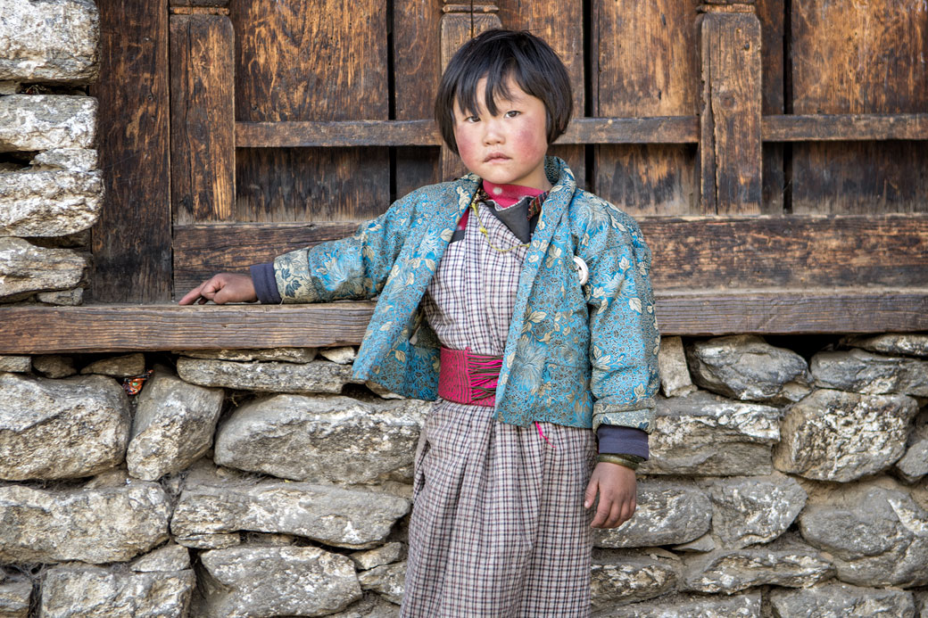 Fillette sérieuse dans le village de Lhedi, Bhoutan