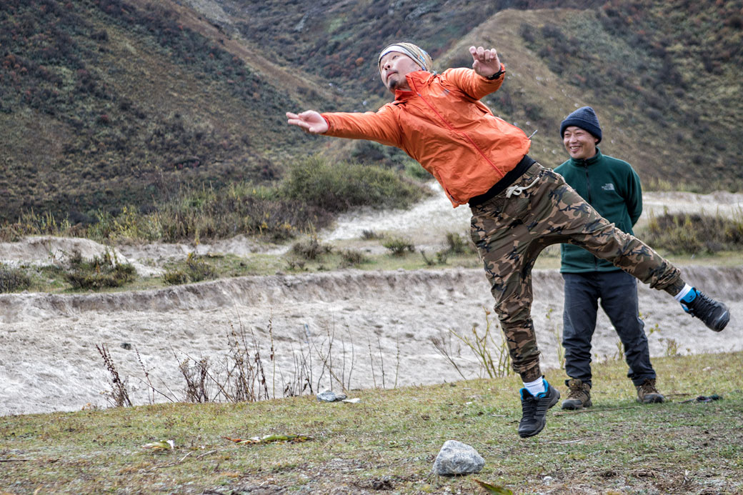 Jigme en action au jeu du dego, la pétanque bhoutanaise