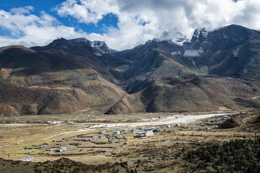 Montagnes devant le village de Chozo, Bhoutan