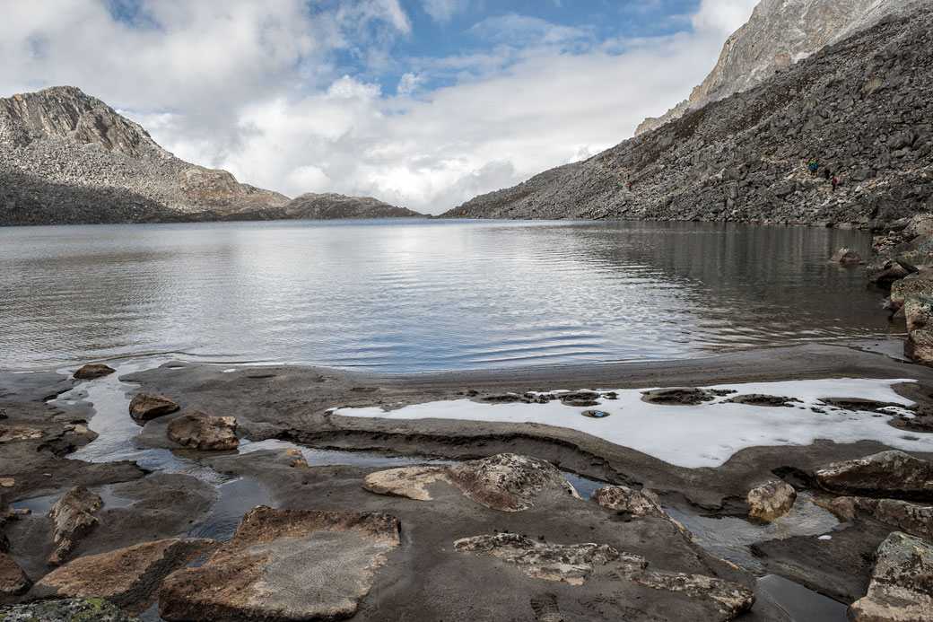 Au bord d'un lac près du col de Sintia La, Bhoutan