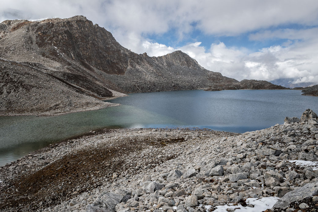 Lac d'altitude au col de Sintia La, Bhoutan