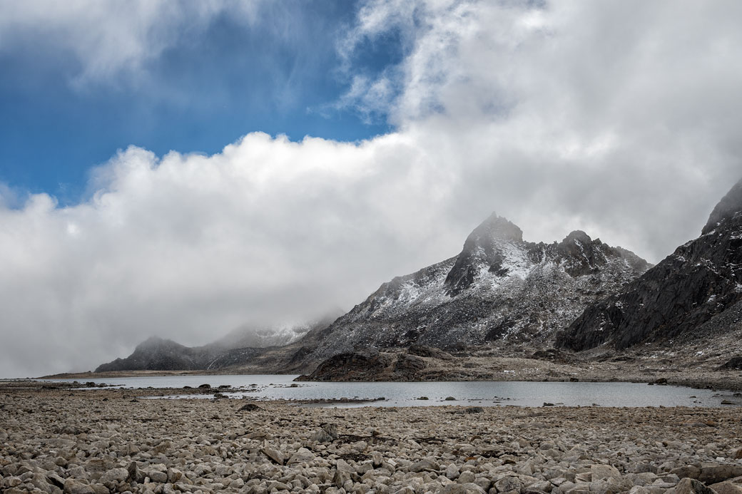 Lac et nuages en route pour Tshochena, Bhoutan