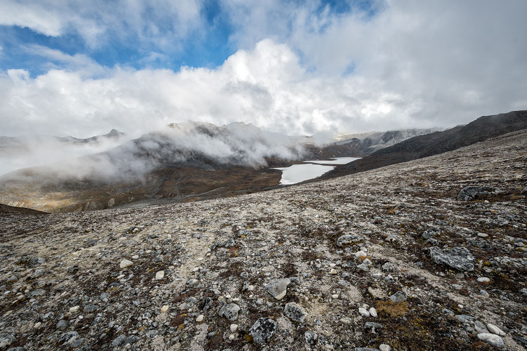 Lac et nuages près de Tshochena, Bhoutan