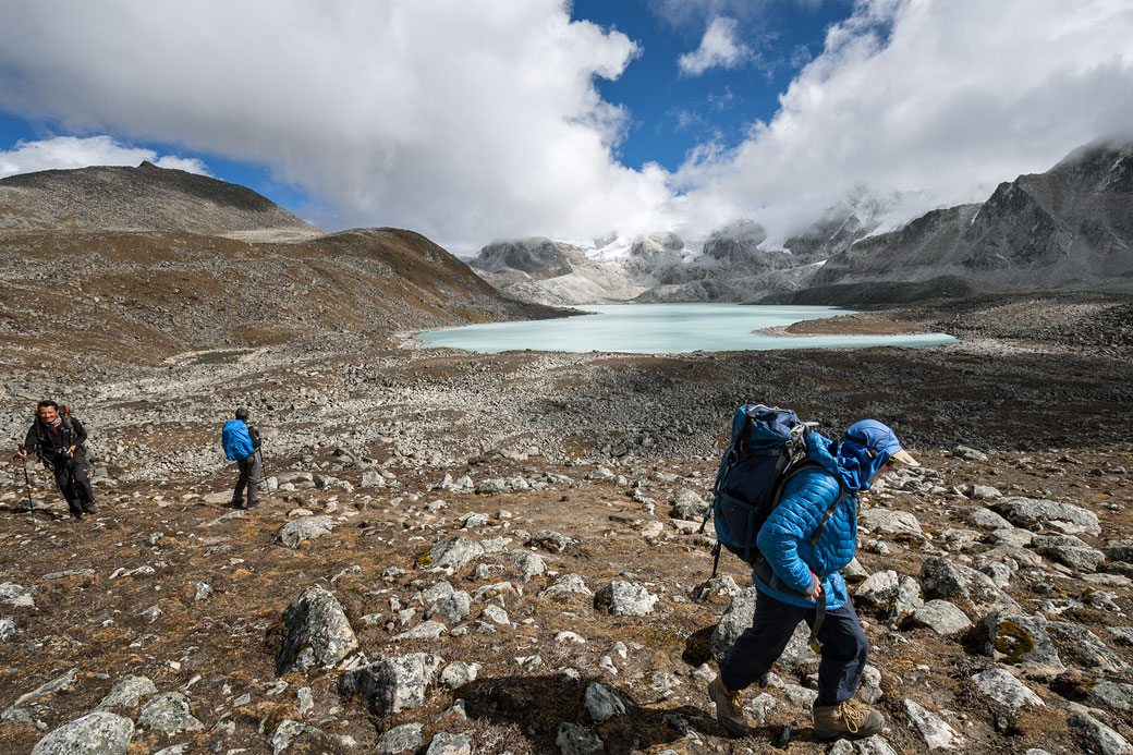 Trekkeurs et lac près du col de Loju La, Bhoutan