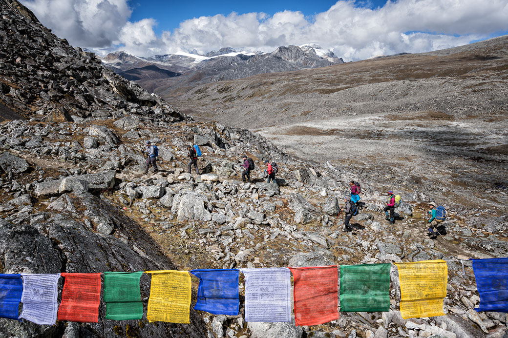 Trekkeurs qui arrivent au col de Loju La, Bhoutan