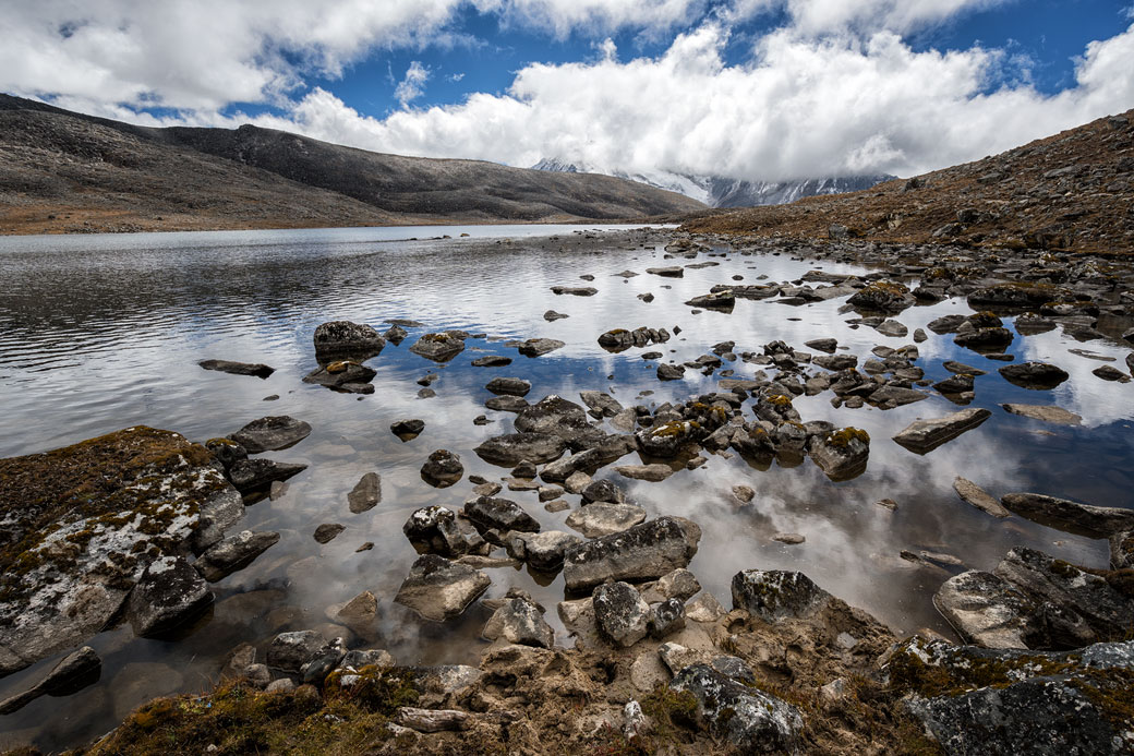 Petit lac d'altitude en route pour Jichu Dramo, Bhoutan