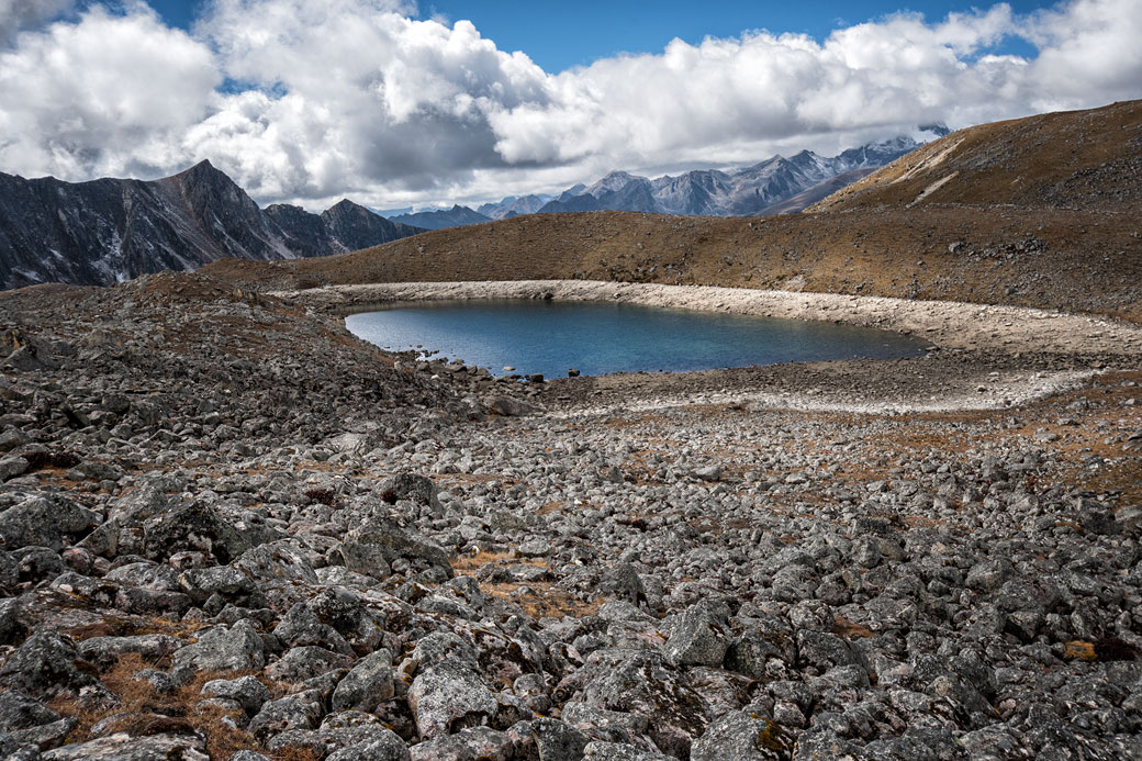 Lac et montagnes en route pour Jichu Dramo, Bhoutan