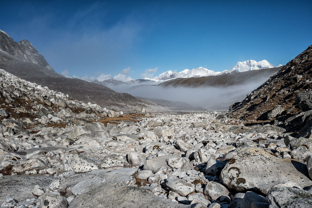 Rochers et montagnes en route pour Rinche Zoe La, Bhoutan