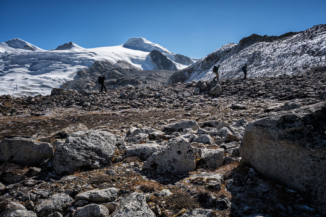 Trekkeurs en route pour le col de Rinchen Zoe La, Bhoutan