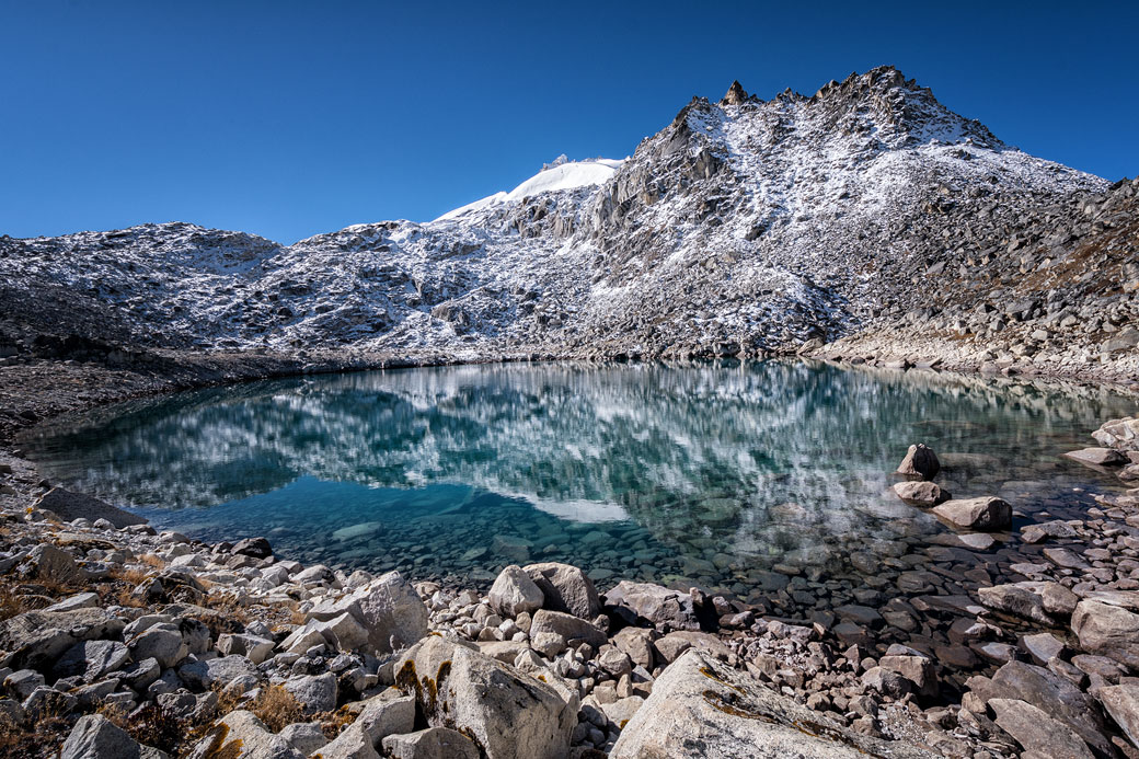 Lac et sommet enneigé près de Rinchen Zoe La, Bhoutan