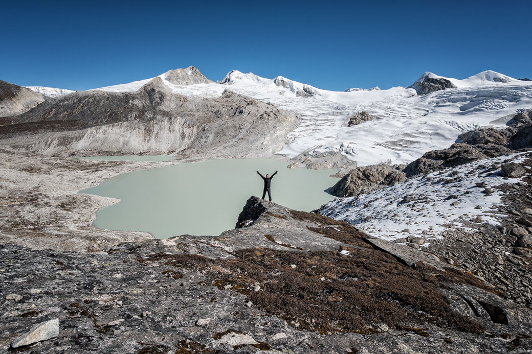 Trekkeur heureux au col de Rinchen Zoe La, Bhoutan