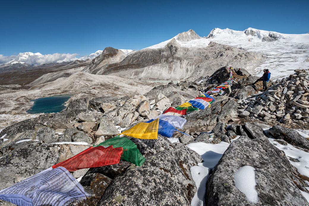 Drapeaux de prière et lac d'altitude depuis Rinchen Zoe La, Bhoutan