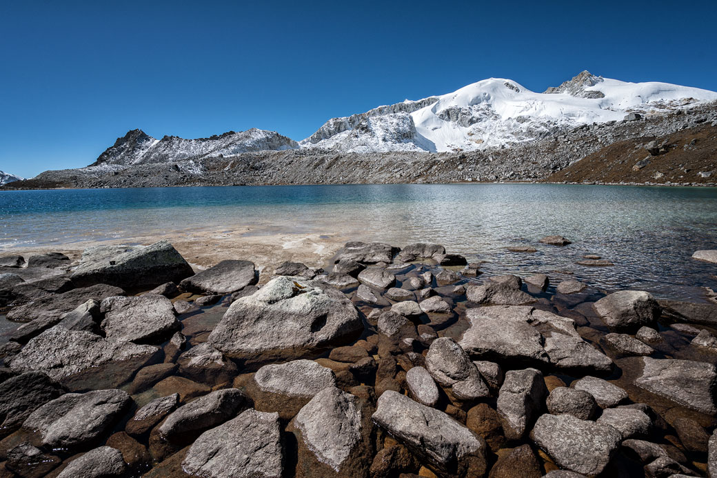 Lac et montagnes entre Rinchen Zoe La et Chukarpo, Bhoutan