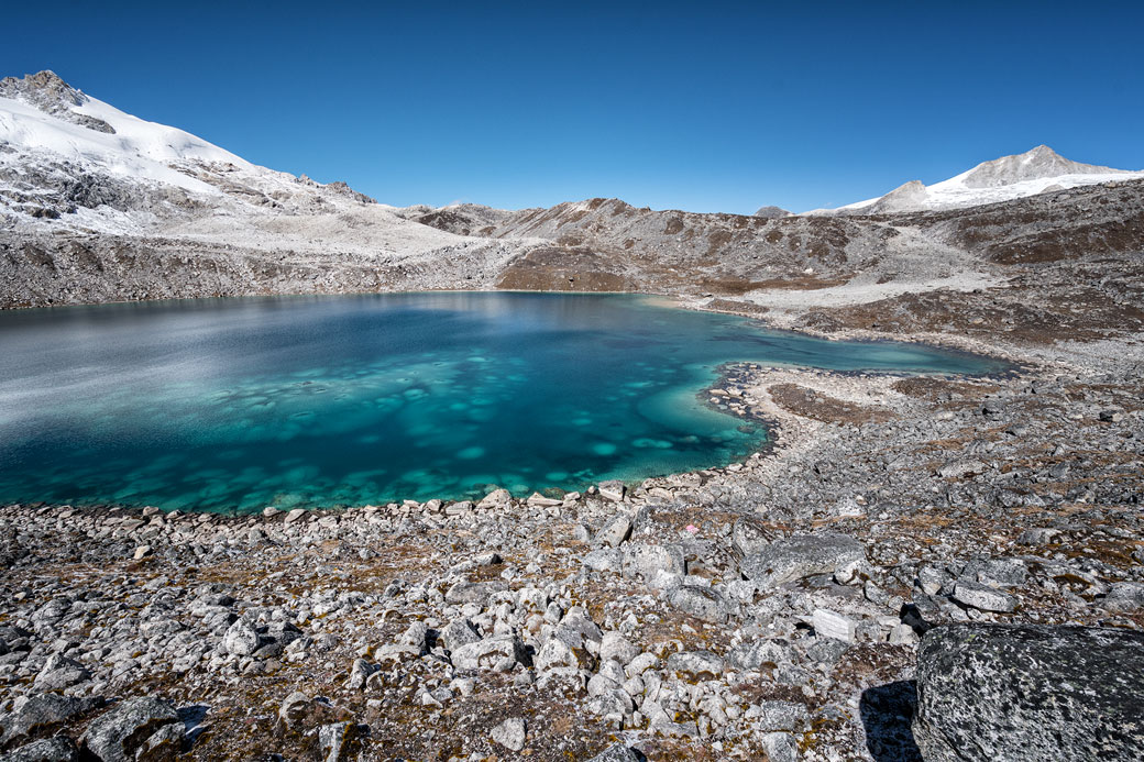 Lac turquoise entre Rinchen Zoe La et Chukarpo, Bhoutan