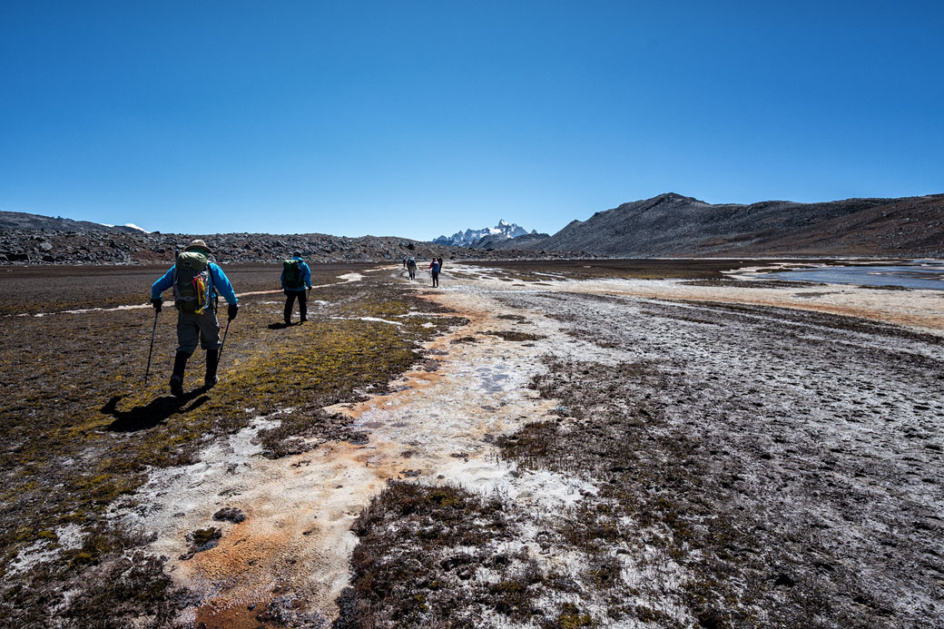 Trekkeurs traversant un plateau en route pour Chukarpo, Bhoutan