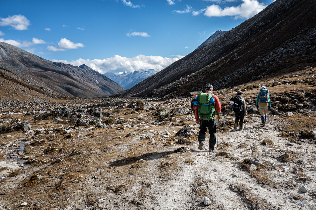 Descente vers la vallée en route pour Chukarpo, Bhoutan