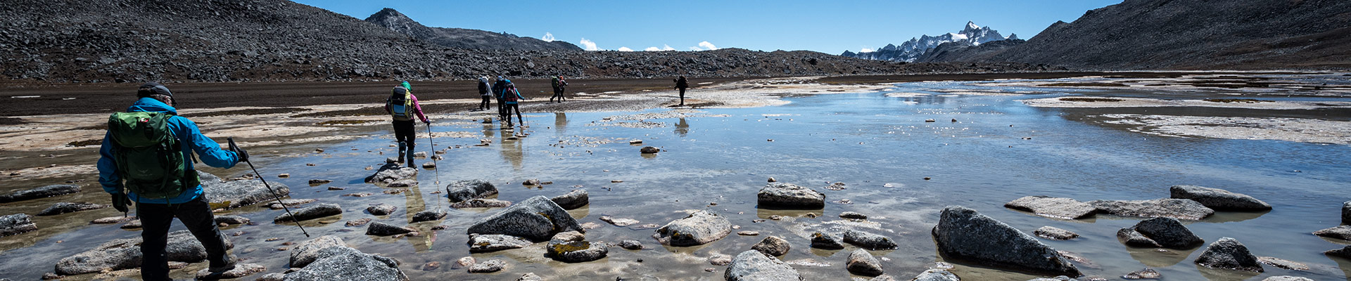 Top image trekkeurs sur un plan d'eau près de Rinchen Zoe La, Bhoutan