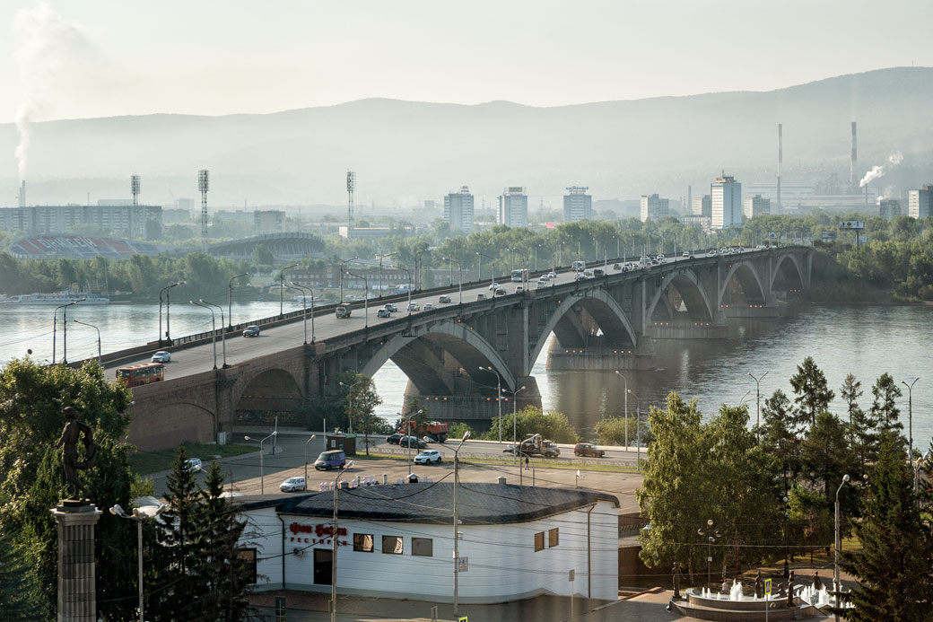 Pont communal au centre de Krasnoyarsk, Russie