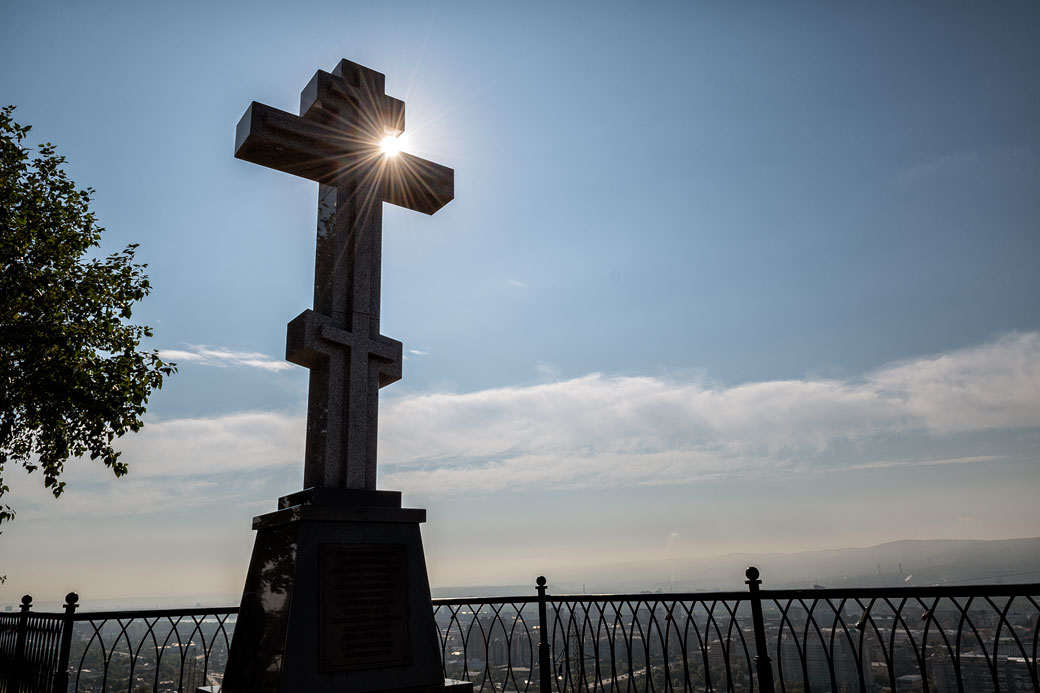 Croix qui surplombe la ville de Krasnoyarsk, Russie