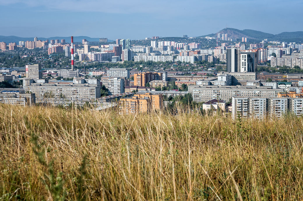 Herbes folles et immeubles de Krasnoyarsk, Russie