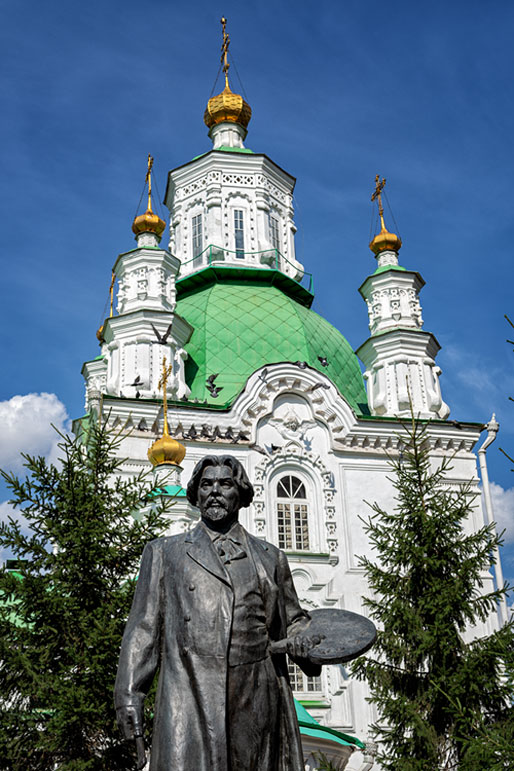 Statue de Vasily Surikov devant une église orthodoxe, Russie