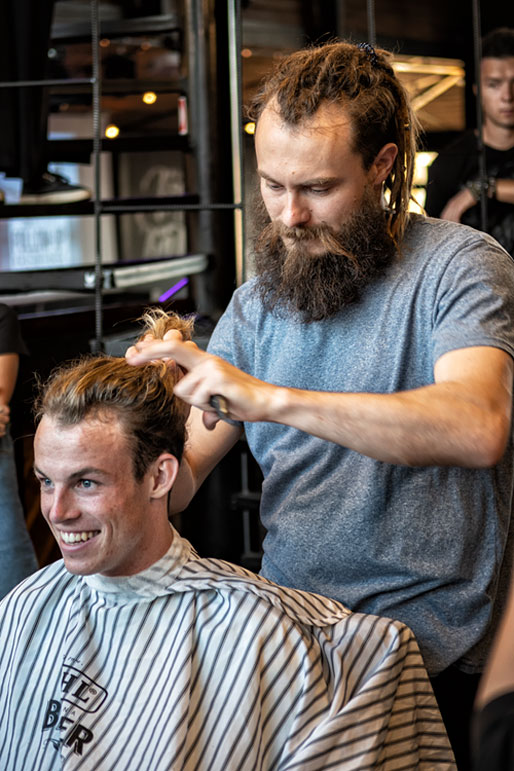 Le barbier Denis Yushin en plein travail, Russie