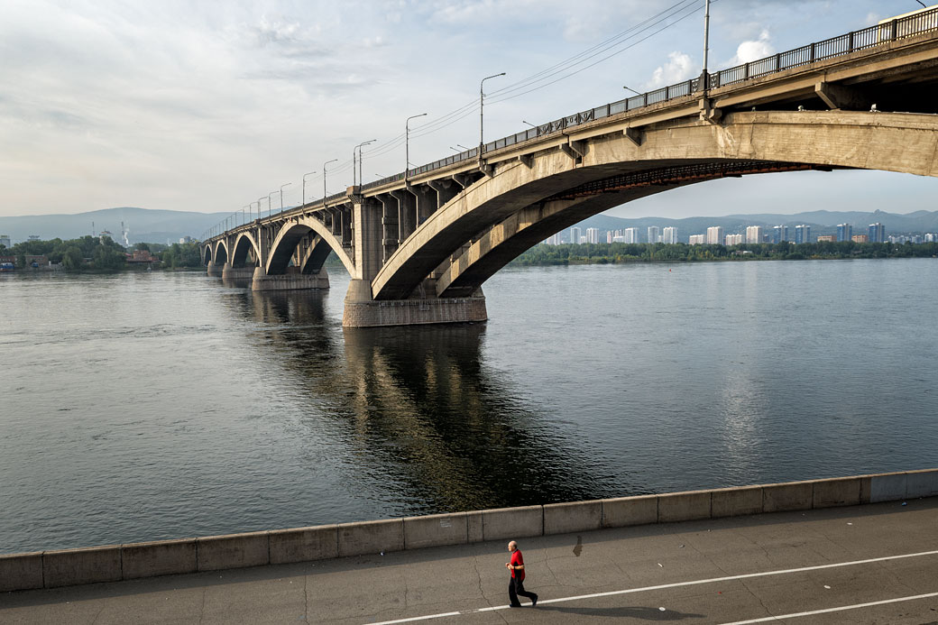 Pont communal au-dessus de la rivière Yenisei à Krasnoyarsk, Russie