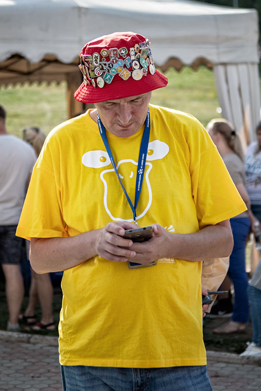 Homme au Bobrovy Log Funpark de Krasnoyarsk, Russie