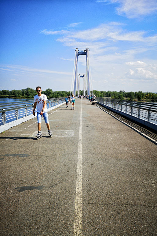 Homme en roller sur le pont Vinogradovsky à Krasnoyarsk, Russie