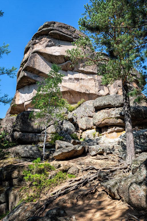 Le rocher du grand-père dans la réserve de Stolby, Russie