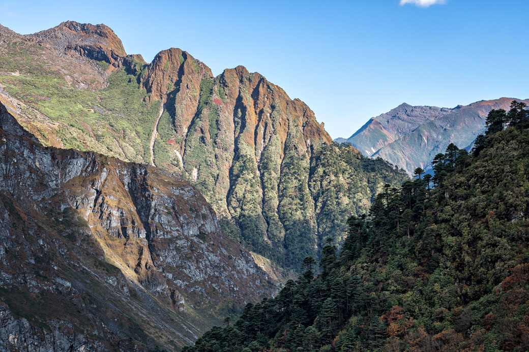 Montagnes et ciel bleu en route pour Tampoe Tsho, Bhoutan