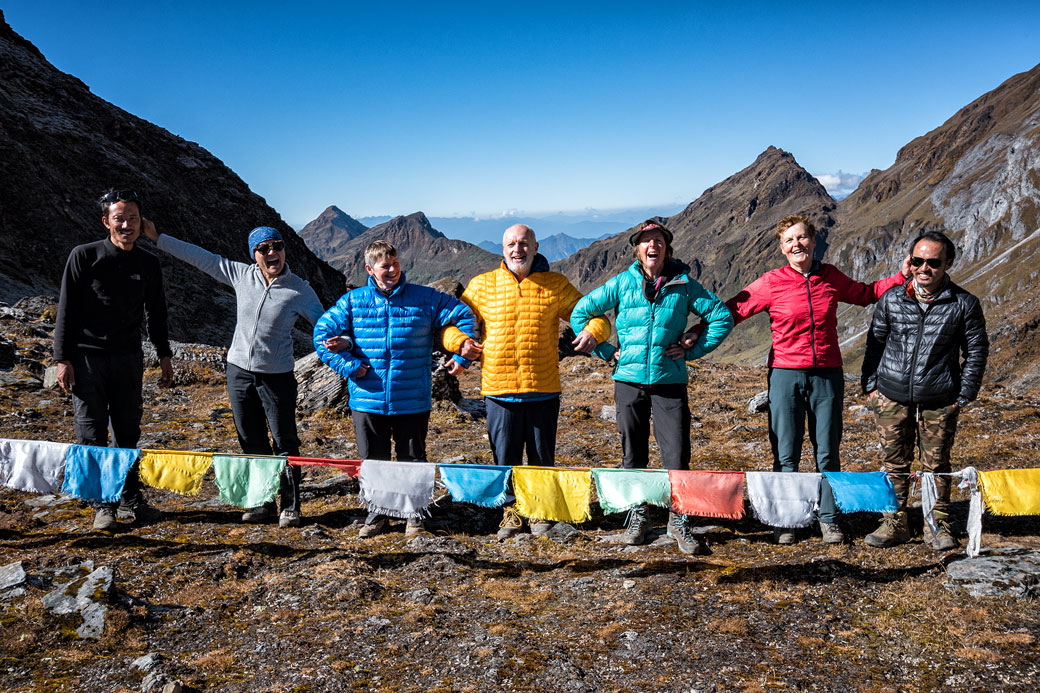 Trekkeurs et drapeaux de prières au col de Tempe La, Bhoutan