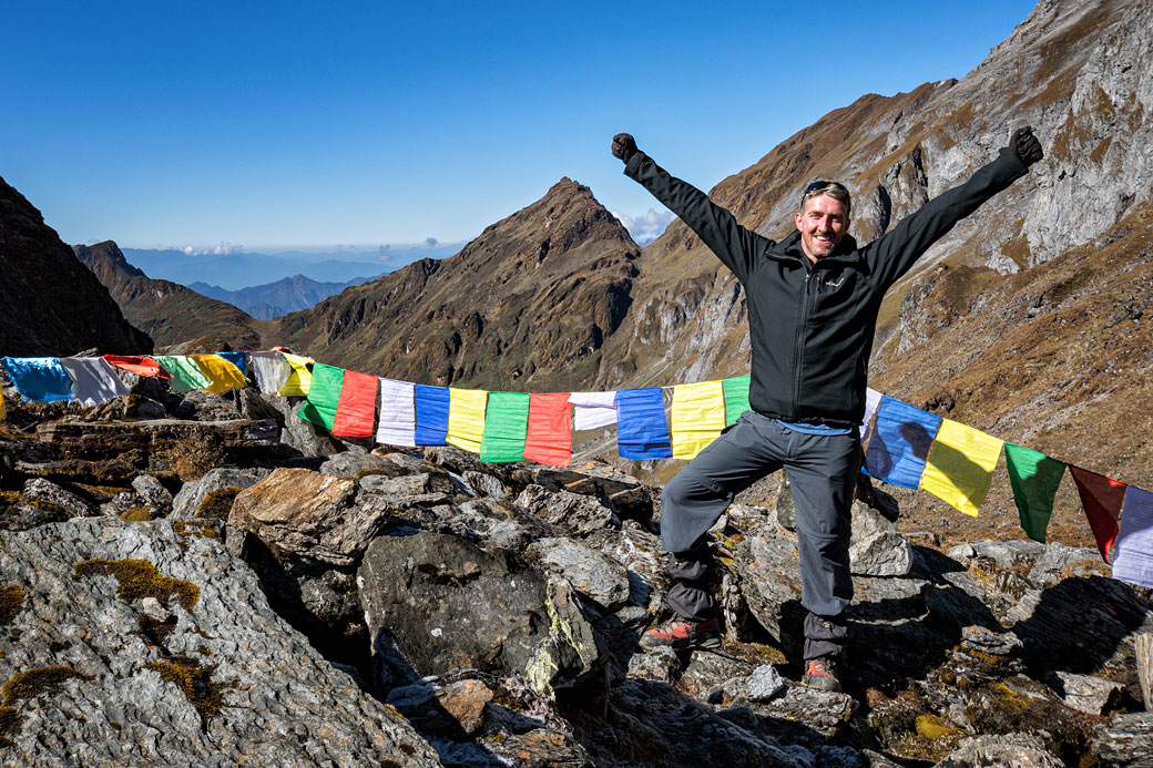 Trekkeur heureux au col de Tempe La, Bhoutan