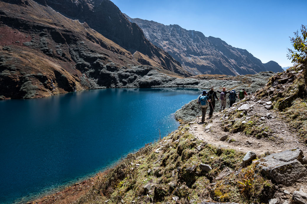 Trekkeurs au bord du lac Om Tsho en route pour Maurothang, Bhoutan