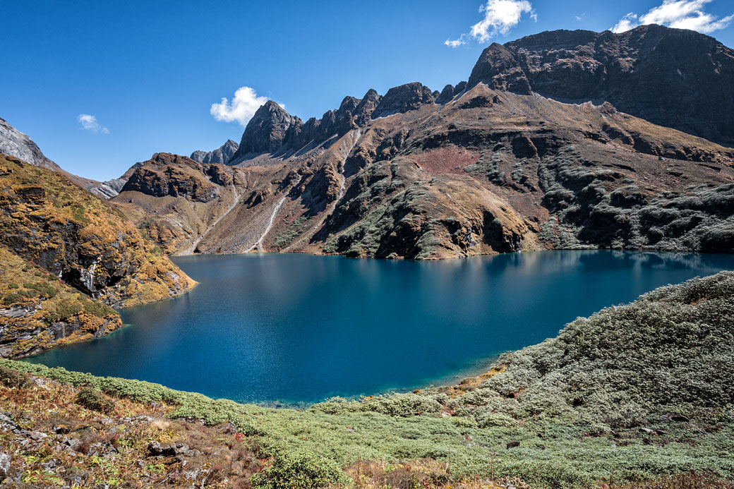 Le lac Om Tsho entouré de montagnes, Bhoutan