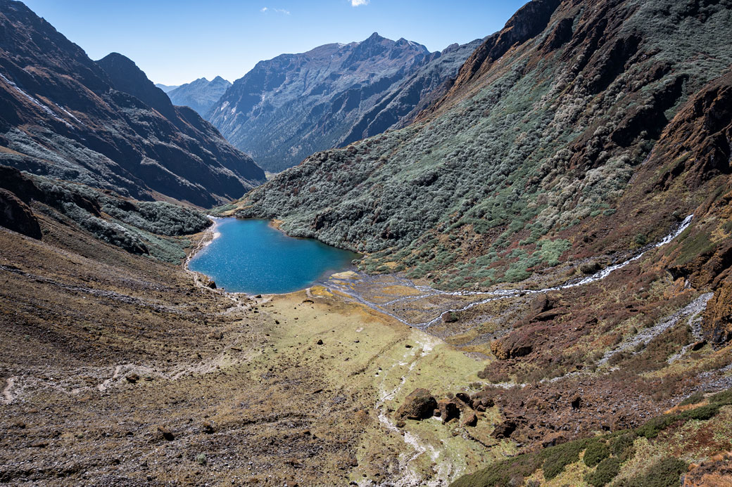 Petit lac en route pour Maurothang, Bhoutan