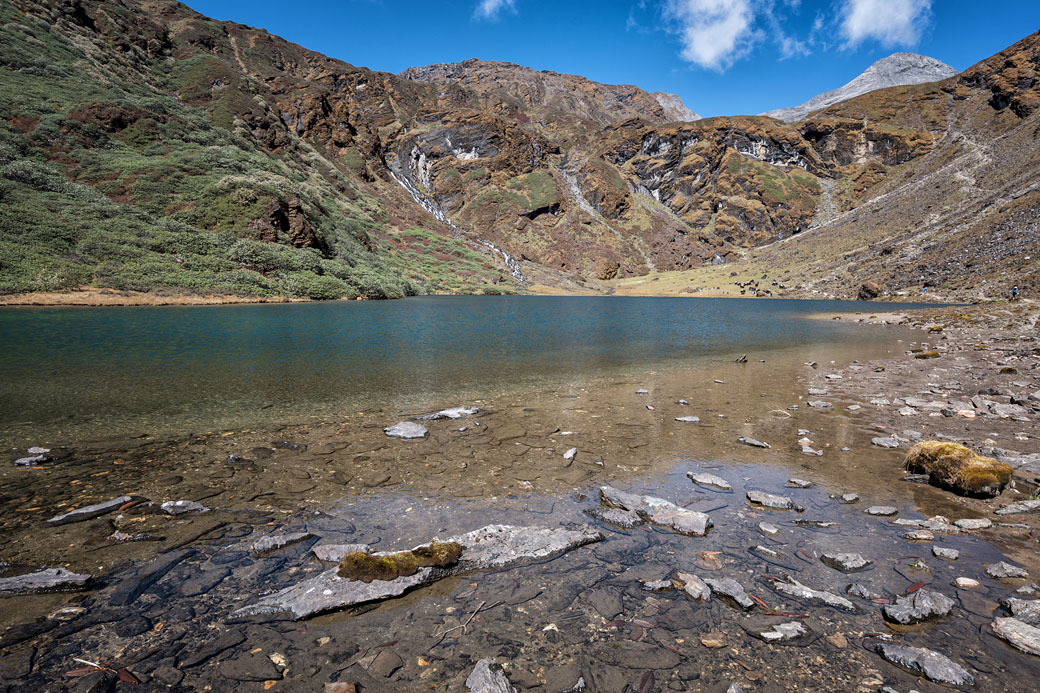 Lac et montagnes en route pour Maurothang, Bhoutan