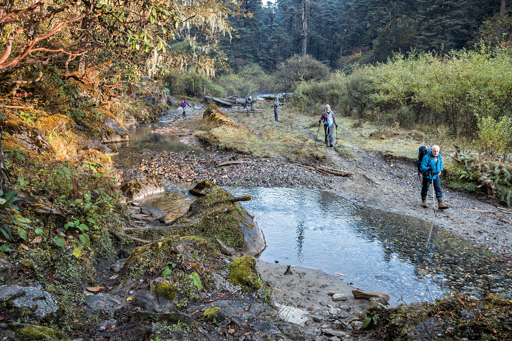 Trekkeurs en route pour Nikka Chhu, Bhoutan