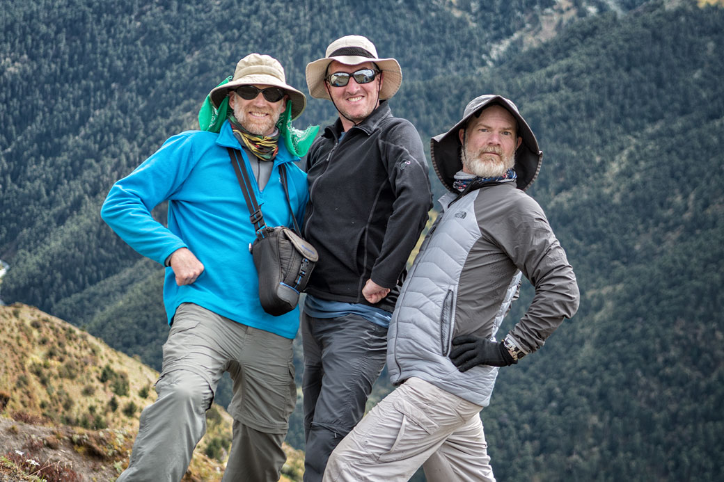 Trois hommes avec un chapeau de randonnée au Bhoutan