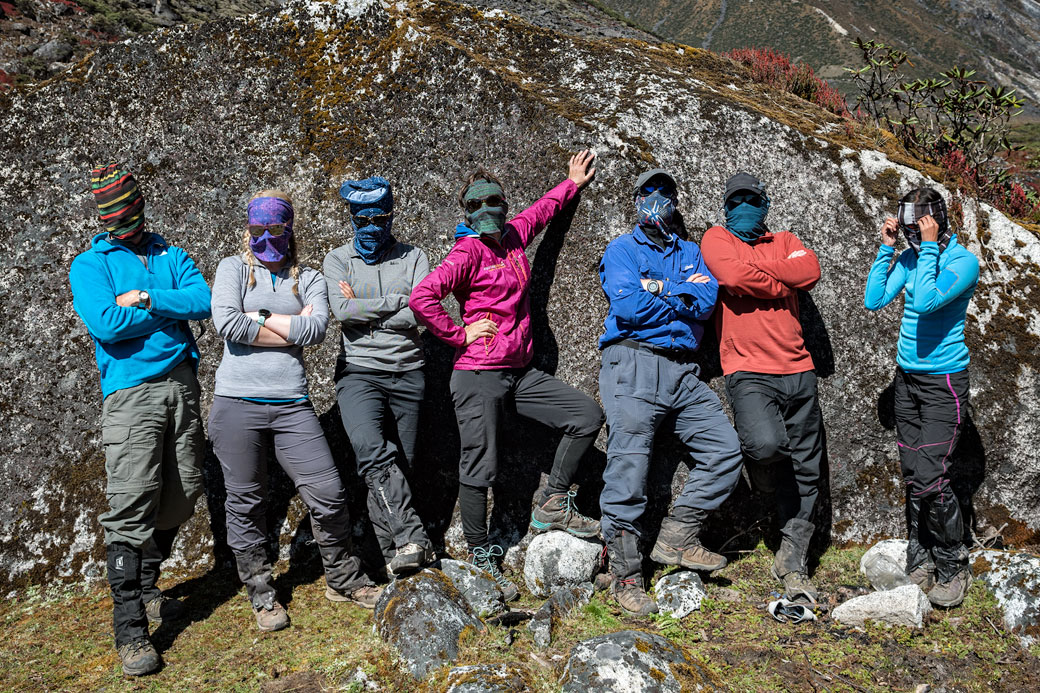 Groupe de randonneurs avec un bandana Buff sur le visage