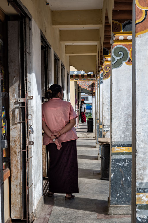 Allée de magasins dans une rue de Paro, Bhoutan