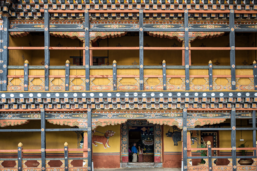 Façade richement décoré dans la cour du dzong de Paro, Bhoutan