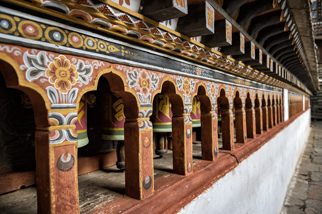 Moulins à prières dans le dzong de Paro, Bhoutan