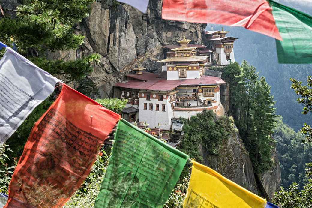 Drapeaux de prières au monastère de Taktshang, Bhoutan